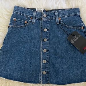NWT Levi Premium mini denim JEAN SKIRT SZ 26
